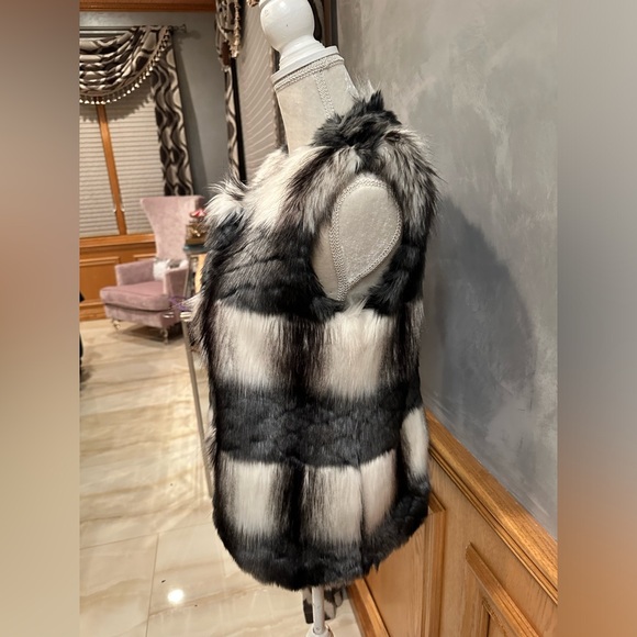 Design Lab women’s faux fur vest. Size XS Great Condition - Picture 2 of 7